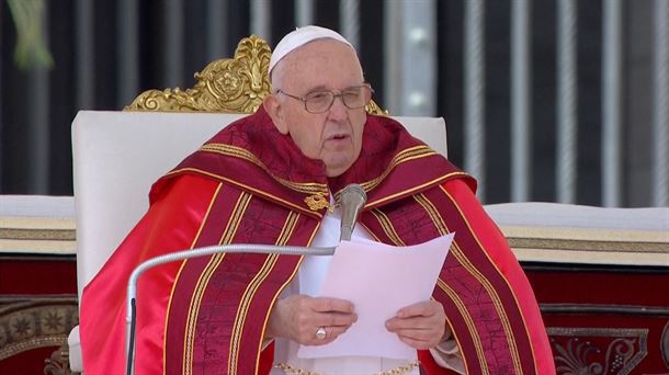El papa se levanta y se puede sentar, mientras sigue su tratamiento para la neumonía bilateral