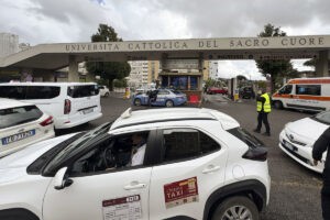 El papa sufre "neumonía bilateral" y su cuadro clínico sigue siendo "complejo"