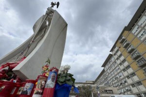 El papa sufre un crisis "repentina" de broncoespasmo en su día 15 en el hospital