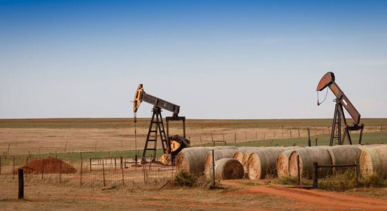 El petróleo baja afectado por las tensiones comerciales entre EEUU y China - AlbertoNews