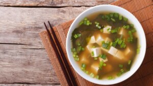 El plato típico japonés perfecto para invierno que aporta nutrientes beneficiosos para la microbiota