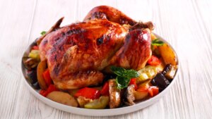 El sorprendente ingrediente que tienes que añadir a tu receta de pollo asado para que quede tierno y jugoso
