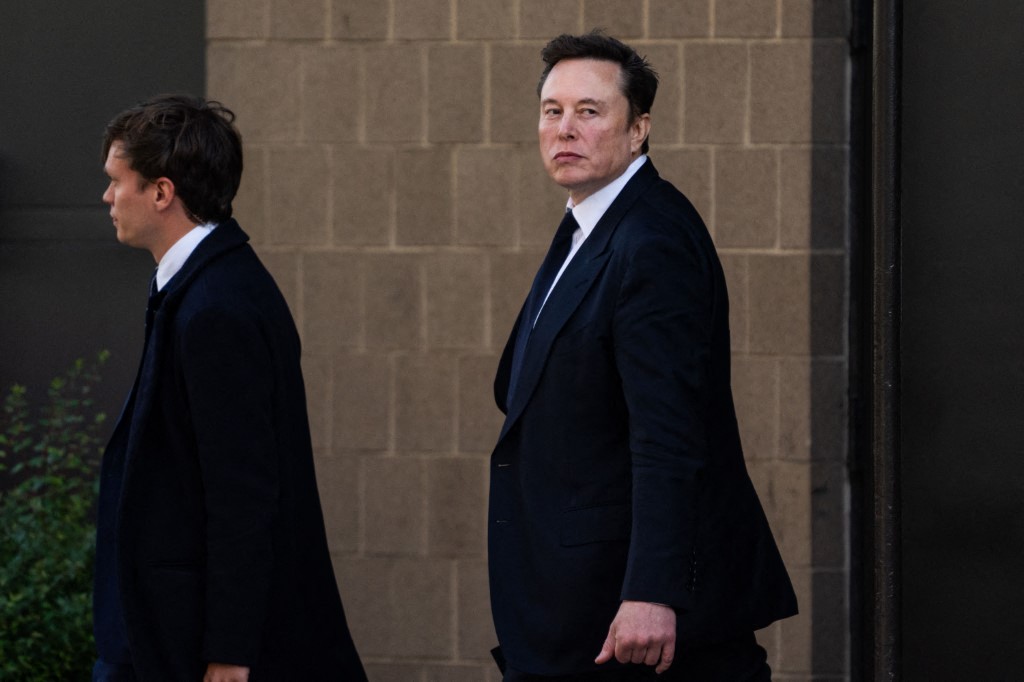 Elon Musk lanza ultimátum a trabajadores federales: deben responder un correo electrónico justificando su trabajo o renunciar - AlbertoNews