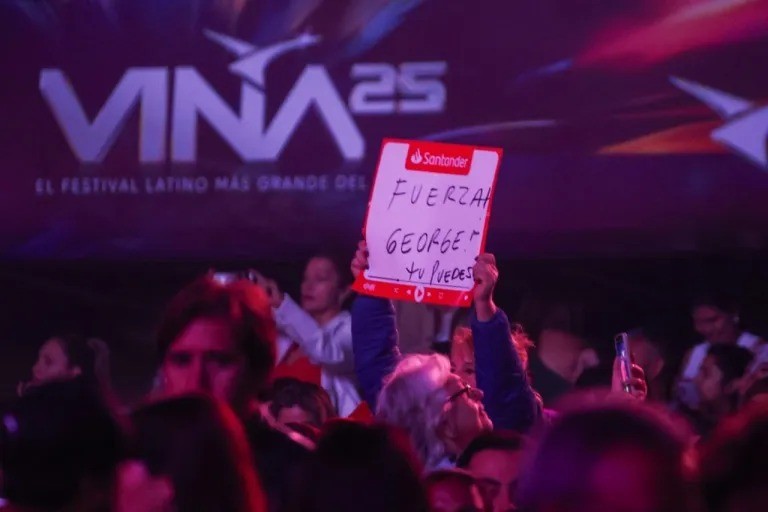 En medio de polémicas, comediante venezolano George Harris recibió ovación en apertura del Festival de Viña (Video) - AlbertoNews