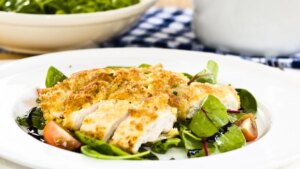 Ensalada de pollo katsu, una barata y muy completa
