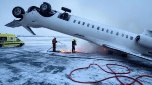 Entre el fuego y temperaturas bajo cero: así fue el rescate de pasajeros de avión volcado en Toronto (Video) - AlbertoNews
