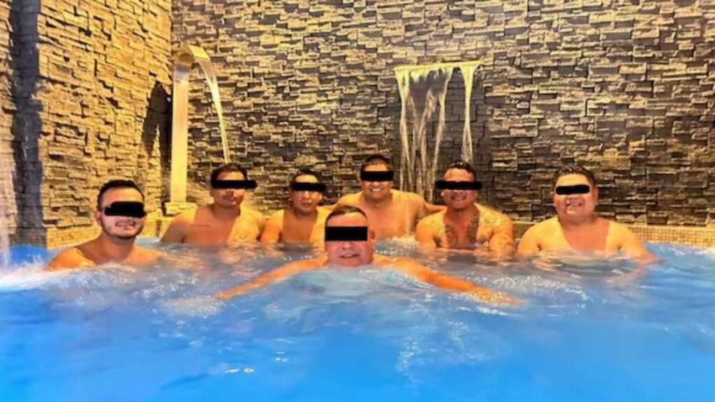 Escándalo en Perú por una foto entre agentes de Policía e integrantes de una banda criminal en un sauna
