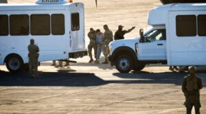 Estados Unidos envía a más de 100 venezolanos a Guantánamo