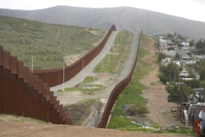 Estados Unidos refuerza con alambres de púas el muro fronterizo en Tijuana - AlbertoNews