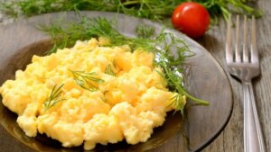 Este es el secreto de un chef para unos huevos revueltos que parecen alta cocina