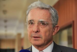 Expresidente Uribe se presenta ante jueza de Colombia en inédito proceso penal - AlbertoNews