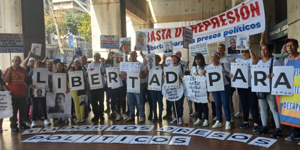 Familiares de presos políticos llegan a la Defensoría del Pueblo a entregar exigencias en _La Ruta