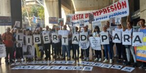 Familiares de presos políticos llegan a la Defensoría del Pueblo a entregar exigencias en _La Ruta