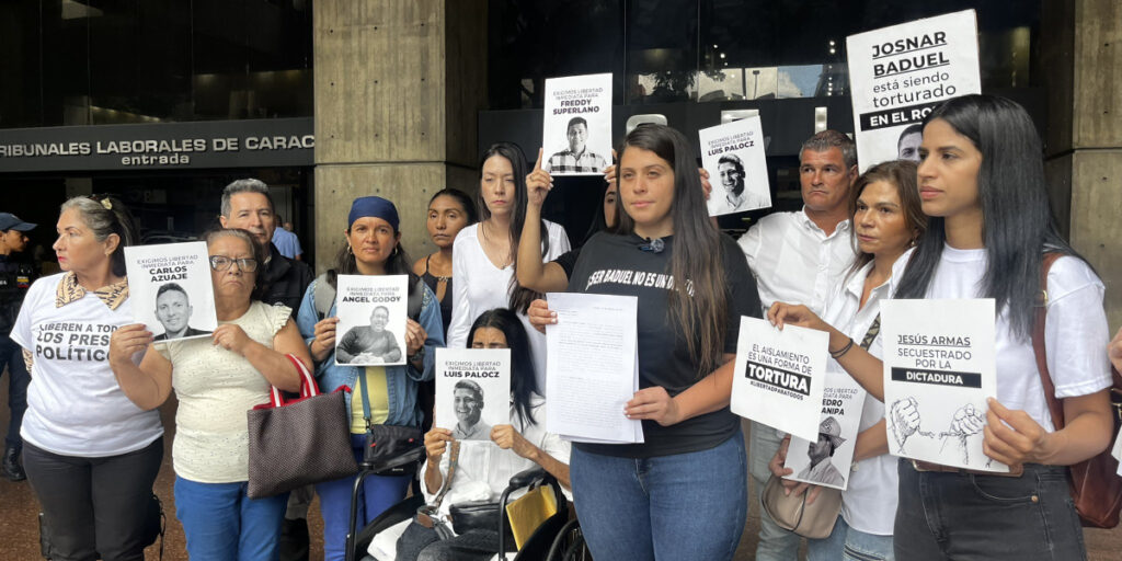 Familiares de presos políticos reclamaron su “derecho a la visita” frente a la Defensoría del Pueblo en Caracas