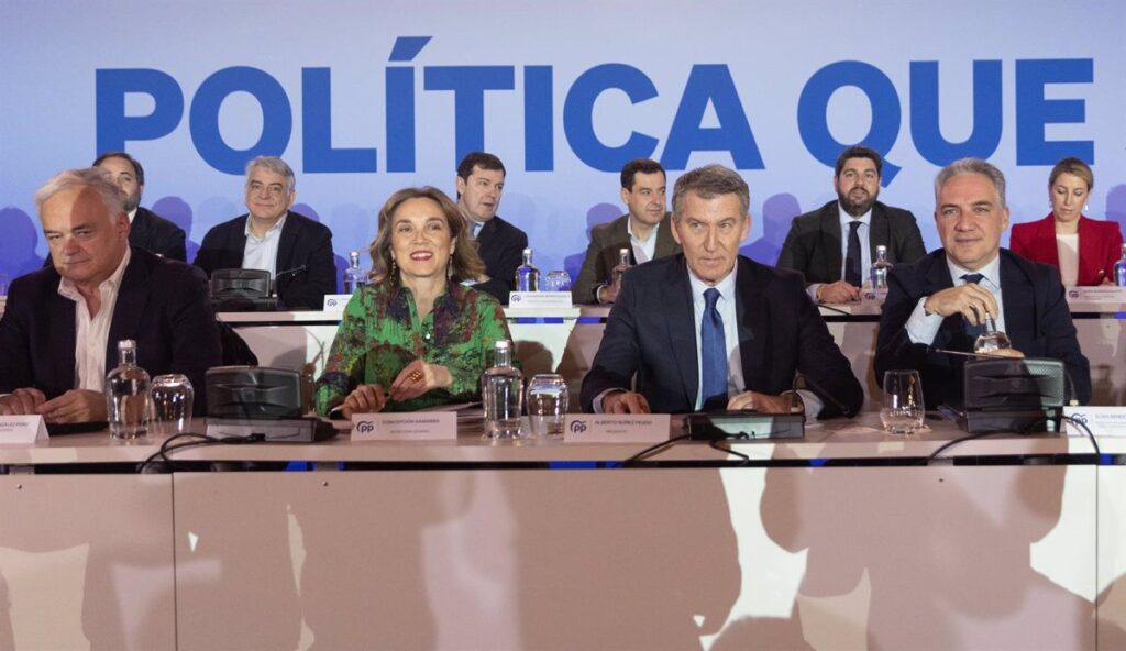 Feijóo se erige como "única oposición" a Sánchez y dice que a él no le da "órdenes" Puigdemont: "Somos un partido libre"