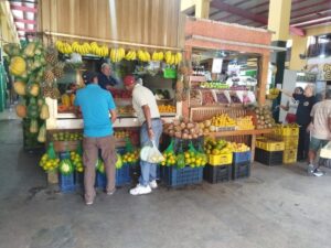 Fruteros mantienen los precios para no perder la clientela