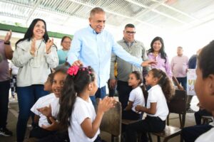 Gobierno de Bolívar benefició a más de 500 estudiantes con insumos académicos | Diario El Luchador