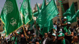 Hamás acusó a Israel de incumplir el alto el fuego y anunció la liberación de tres nuevos rehenes