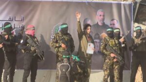Hamás libera a otros tres rehenes, a cambio de 183 presos palestinos