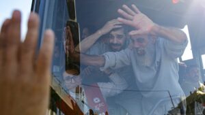 Hamás libera a tres rehenes en el intercambio más fluido tras el cese del fuego en Gaza