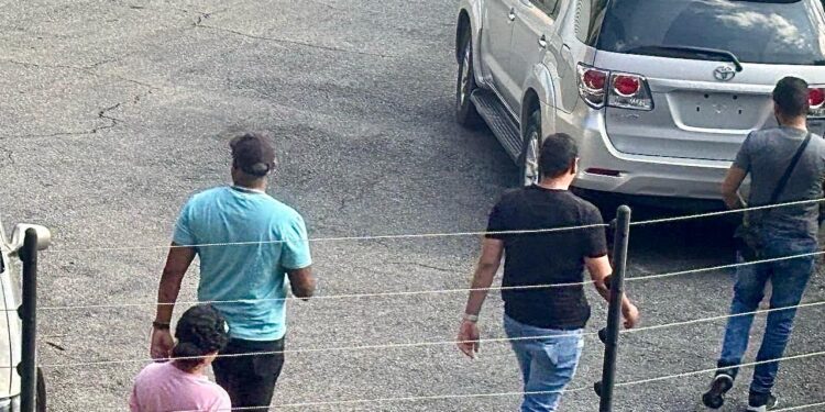 Hombres armados amenazan hogar de María Corina Machado en Caracas