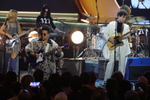 Honran a bomberos de Los Ángeles en Los Grammy