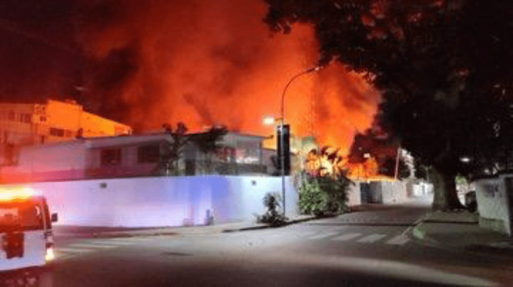Incendio consumió construcción cerca a Policlínica Las Mercedes 