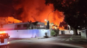 Incendio consumió construcción cerca a Policlínica Las Mercedes