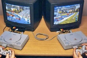 La PlayStation original tenía un tipo de multijugador con cable a lo Game Boy. Eso sí, también necesitabas dos teles