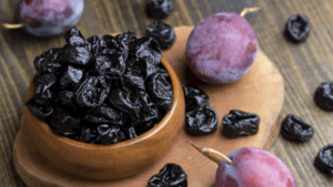La fruta rica en proteínas que ayuda a ganar músculo y fortalecer los huesos después de los 45 años