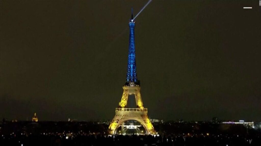 La torre Eiffel se vistió de azul y amarillo en apoyo a Ucrania en el tercer aniversario de la guerra con Rusia