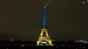 La torre Eiffel se vistió de azul y amarillo en apoyo a Ucrania en el tercer aniversario de la guerra con Rusia