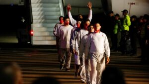 Llega avión con 177 migrantes detenidos en Guantánamo