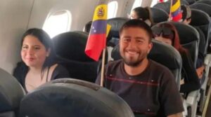 Llega tercer vuelo con 242 repatriados de Estados Unidos