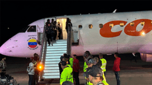 Llegan primeros aviones con deportados desde EEUU.