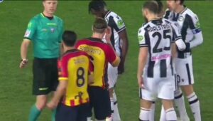 Lo nunca visto: le 'roba' el penalti a un compañero, lo marca, lo celebra solo... ¡y el entrenador lo cambia!