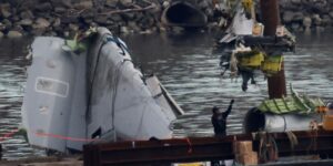 Los pilotos del helicóptero militar del accidente en Washington no escucharon a la torre de control