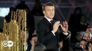 Macron asegura que ayudará a que Ucrania lidere negociación – DW – 15/02/2025