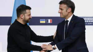 Macron habla con Zelenski y le asegura que le ayudará para que Ucrania lidere negociación - AlbertoNews