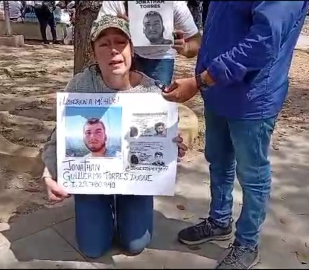 Madre de joven desaparacido Jonathan Torres clama de rodillas a Maduro para que aparezca su hijo y sea liberado (+Video)