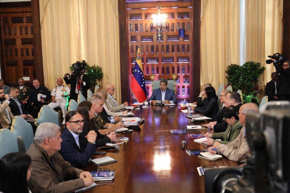 Maduro pide incluir a “todos los sectores” en debate sobre reforma constitucional