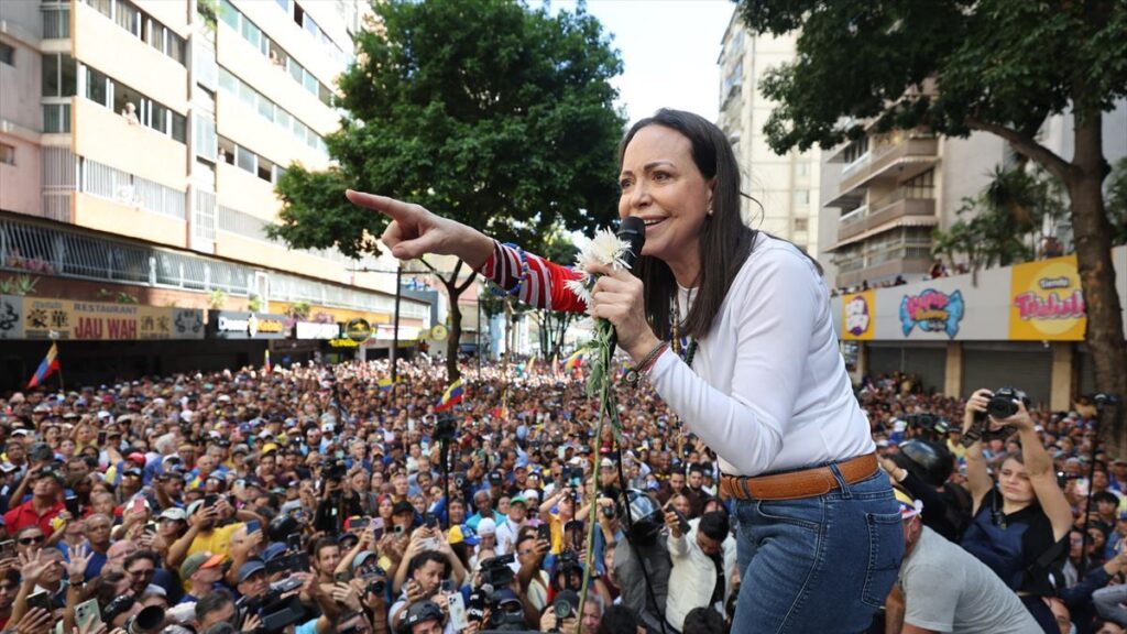 María Corina Machado denunció que están tratando de entrar a la fuerza a su hogar en Caracas