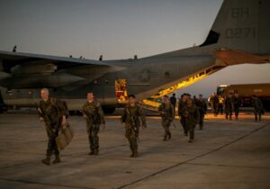Marines estadounidenses llegan a Guantánamo para "ampliar" un centro de detención de migrantes (Fotos) - AlbertoNews