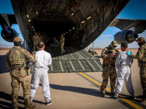 Más de 100 venezolanos enviados por EEUU a Guantánamo
