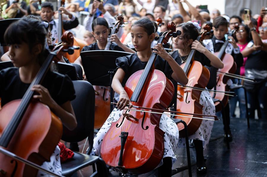 Más de 4.000 jóvenes músicos celebran en Caracas medio siglo del Sistema de Orquestas - AlbertoNews