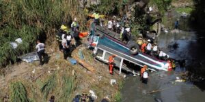 Más de 50 muertos al caer un autobús por un puente en Guatemala
