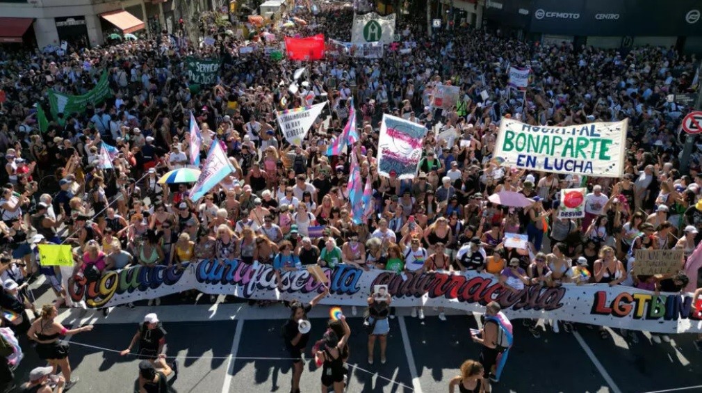 Masiva protesta contra Milei en Argentina en defensa de la diversidad - AlbertoNews