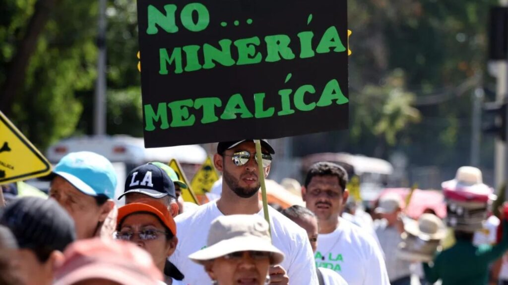 Médicos salvadoreños expresan preocupación por riesgos "irreversibles" de minería metálica - AlbertoNews