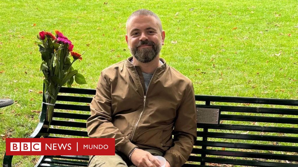 "Mi esposa me animó a salir con alguien después de su muerte, pero no esperaba las extrañas reacciones de mis citas al saber que soy viudo"