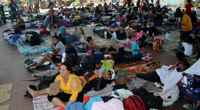 Migrantes batallan para volver a sus países o quedarse en México
